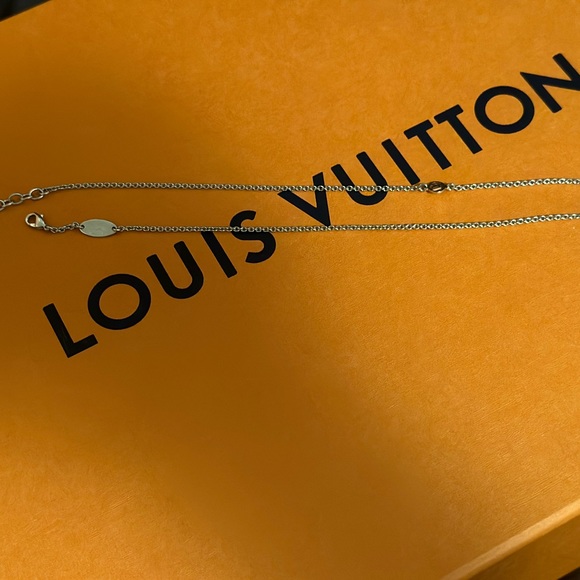 Louis Vuitton essential V necklace - Picture 7 of 7